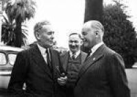 1946年，奇夫利(左)會晤南澳州長和總督