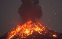 火山噴發壯觀景象