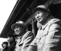 毛澤東（右一）金日成（右二）在天安門城樓上觀看中國國慶閱兵式