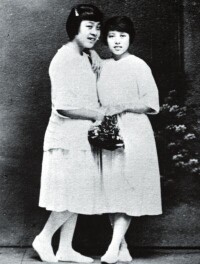 圖為王劍虹（右）和丁玲在上海大學期間的合影