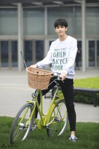 宋威龍綠色自行車公益騎行成都站的綠色大使