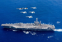美軍航母群進入霍爾木茲海峽
