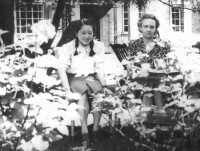 1946年巴黎，何澤慧與伊萊娜·居里。