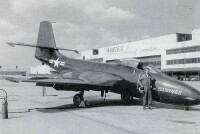 XF2D-1 原型機和早期的 FH-1，都有下跪式前起落架