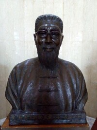 創辦人覃勤銅像，位於中國醫藥大學互助大樓內