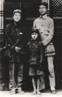 1942年楊秀峰孫文淑和兒子楊為民在一起