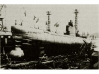 江南造船廠建造的033型潛艇下水
