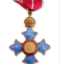 獲英國女王頒發的CBE勛銜