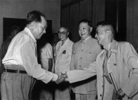 毛澤東主席接見文藝工作者，右二為中國戲曲研究院首任院長梅蘭芳