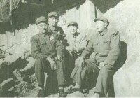 1953年，李成芳（右一）在朝鮮