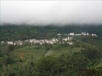 上新城地處雲遮霧繞的紅河南岸哀牢山深處