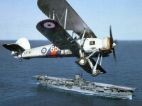 英國航母上空飛行的劍魚攻擊機