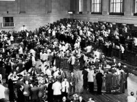 黑色星期四時人流攢動的華爾街(1929年)