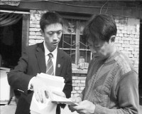 胡振華(左)深入社區進行法制宣傳