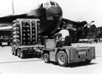 裝單車正在為B-52D B彈倉安裝彈藥