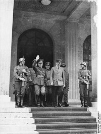 安東內斯庫（中舉手者）與希特勒（右）