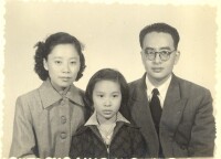 唐君毅先生與妻女（1953年8月）