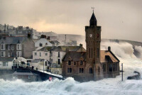 影片中的海港城市被淹