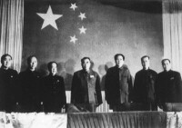 庄希泉（右二）在中南海向毛澤東主席獻旗