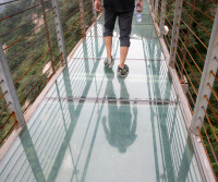 七峰山全長約188米懸空玻璃橋