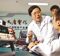 吳江（左）在實驗室和同事探討業務