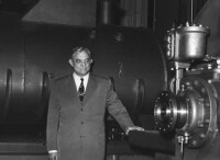 開利參加1939年的紐約世博會並展覽空調，他手裡拿著一支溫度計。