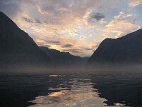 哈當厄爾峽灣（Hardangerfjord）位於挪威西部中心地區的霍達蘭（Hordaland）郡