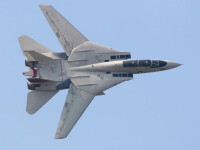 F-14戰鬥機變成后掠翼時