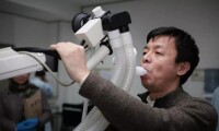 2006年12月11日 鄧清明進行肺功能檢測