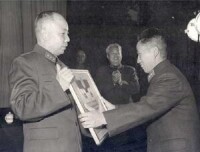 1964年春總政治部主任為八一廠攝影隊頒獎