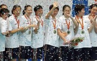 2003年女排亞錦賽中國隊員在頒獎儀式上