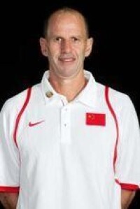 戈爾2009年來到中國，曾擔任中國男籃的技術顧問