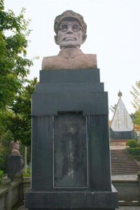 川陝蘇區將帥碑林中的傅鍾塑像
