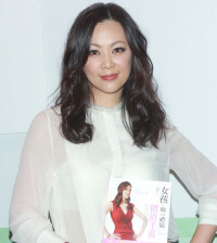 王馨平香港書展為新書《女孩，你的禮儀價值千萬》舉行簽名會