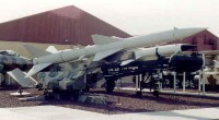 在偽裝發射架上的SA-2制導防空導彈