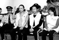 胡衛東（左二）、孟慶波（左三）、孫巧（左四）在法庭上