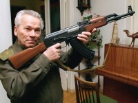 卡拉什尼科夫手持AK-47自動步槍