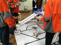 學生社團在研究機器人
