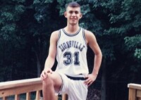 史蒂文斯在高中籃球隊的老照片