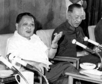 1982年，耿飈和鄧小平在軍委的一次會議上。