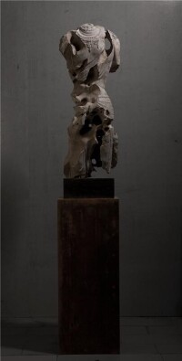 《無相》2號-1，尺寸：110cm×45cm×35cm，材質：太湖石，創作年代：2016年