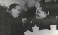 1981年2月鄧小平同志與許德珩親切交談。