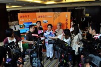 徐寧生與鄧在軍等在接受媒體記者的採訪