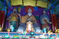 姜太公戎裝坐像，謀聖張良、兵聖孫武雕像配享於姜太公左右兩側