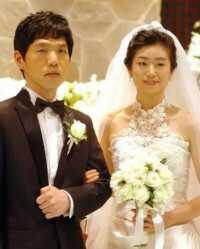 與24歲的李度侖在首爾舉行了婚禮