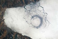 空間站拍攝貝加爾湖冰面巨大的神秘黑色圓圈