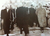 江隆基（右1）陪同周總理視察北京大學