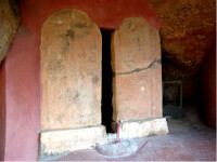 龍岩古寺康熙十四年鐫刻的日月碑