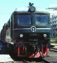ND2型0045號機車牽引旅客列車在武昌站