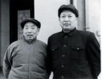 喬信明與鍾期光同志（右）